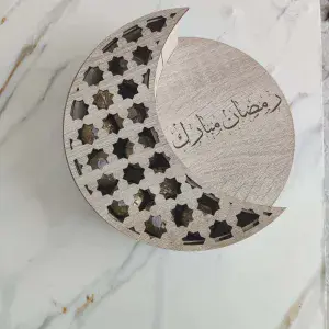 Bonbonnière forme croissant de lune à gravure